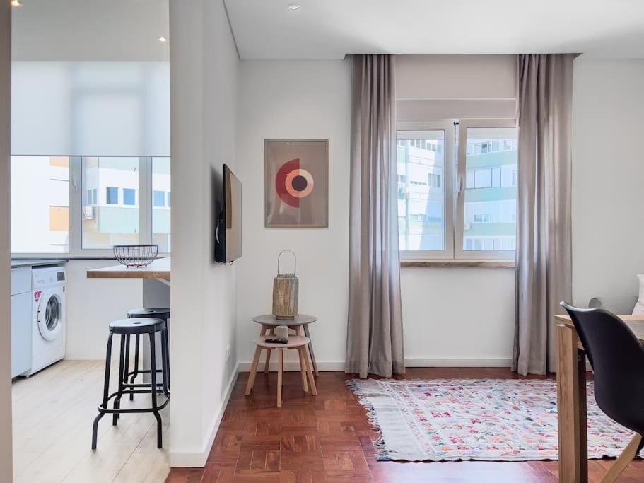 Appartamento Olaias Lisbon 2 Bed Near Metro 2 Esterno foto